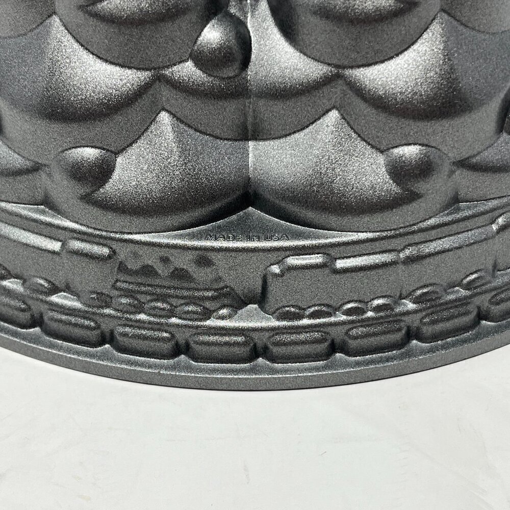 Nordic Ware Holiday Tree Bundt Cake Pan 10 cups cast aluminum EUC - Picture 2 of 8